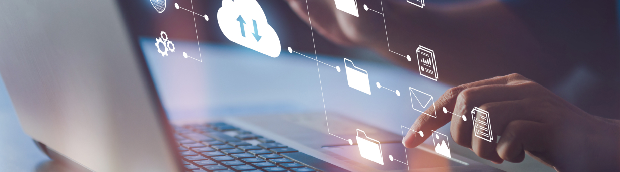 Employé d’un client utilisant la solution de sauvegarde en nuage hybride de Bell pour protéger, restaurer et faire évoluer efficacement son entreprise.