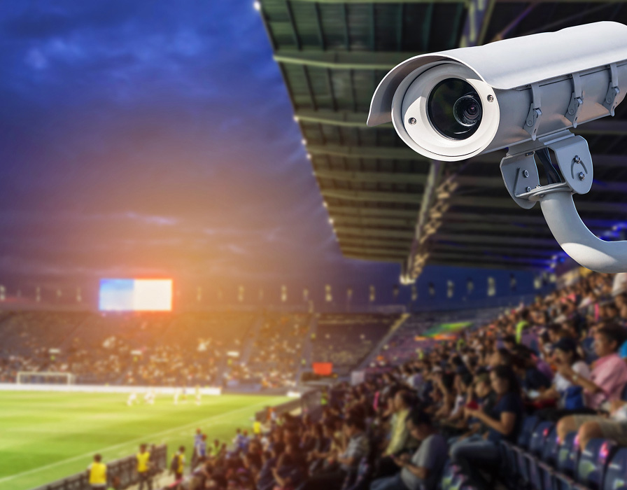 Surveillance de la foule alimentée par l’intelligence artificielle dans les grands lieux publics.
